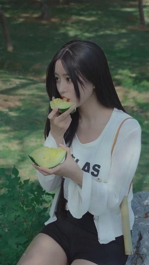 海边美女吃瓜,美女海边悠闲吃瓜时光
