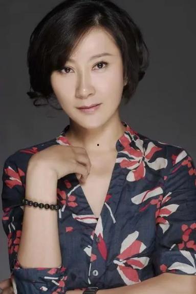 女明星夏力薪,璀璨星途，优雅绽放的女明星