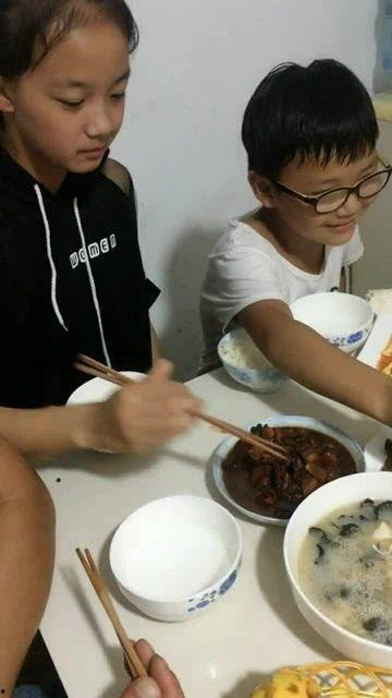 男女在饭店吵架吃瓜,男女争吵引围观，吃瓜群众现场直播